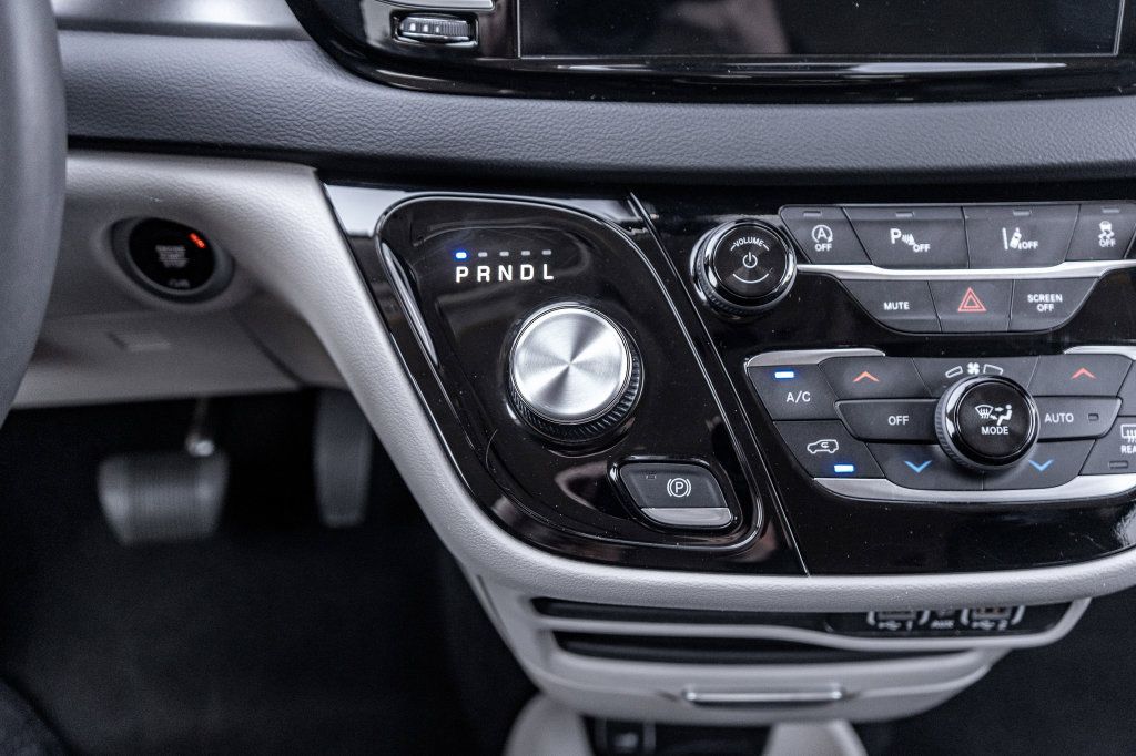 Used 2024 Chrysler Pacifica Touring-L FWD image 28