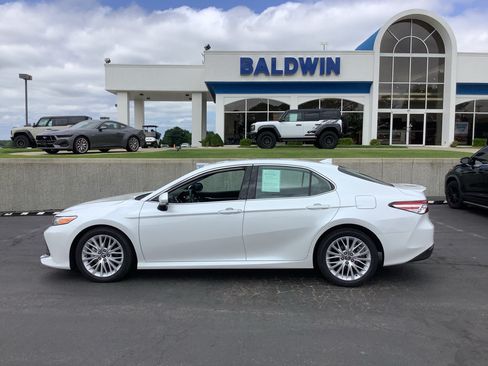 Used 2019 Toyota Camry XLE FWD image 4