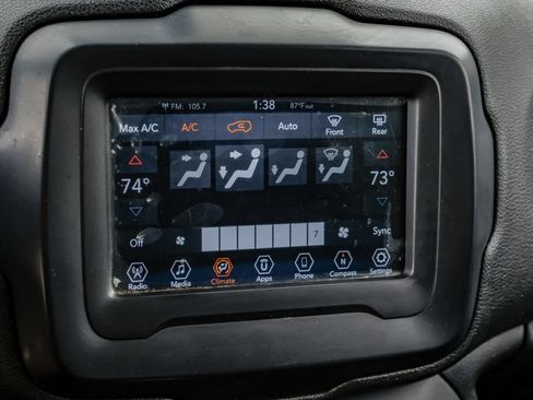 Used 2018 Jeep Renegade Latitude FWD image 29