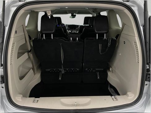 Used 2024 Chrysler Pacifica Touring-L image 6