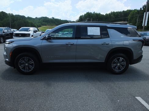 Used 2026 Chevrolet Traverse LT FWD image 6