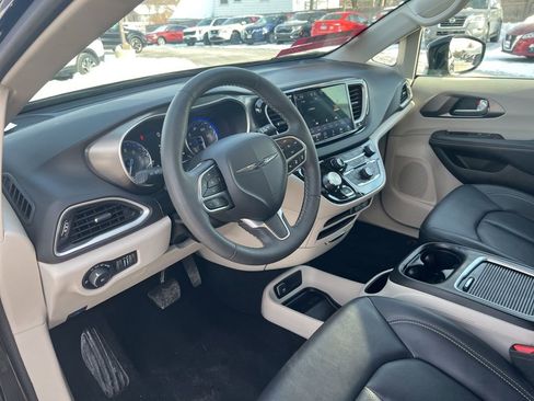 Used 2024 Chrysler Pacifica Touring-L image 6