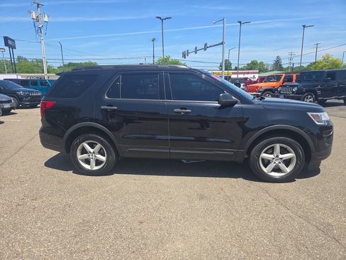 Used 2019 Ford Explorer 4WD w/ Class III Trailer Tow Package image 4