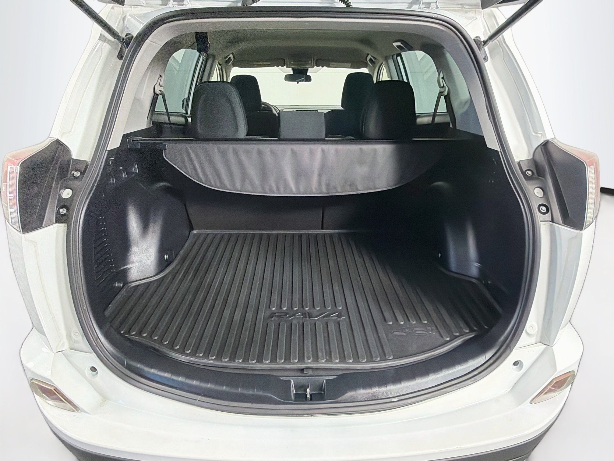 Used 2018 Toyota RAV4 LE w/ All Weather Liner Package FWD image 27