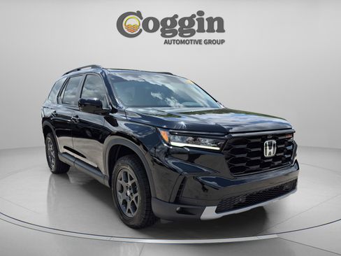 Certified 2025 Honda Pilot TrailSport image 8