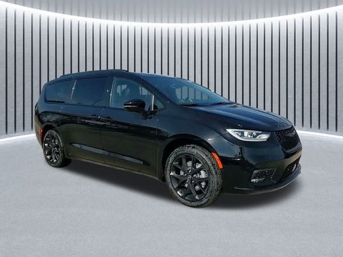New 2026 Chrysler Pacifica Select w/ S Appearance Package image 3