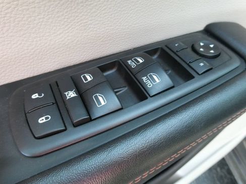 Used 2019 Chrysler Pacifica Touring Plus w/ Advanced Safetytec Group FWD image 25