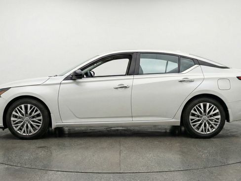 Used 2025 Nissan Altima 2.5 SV image 5