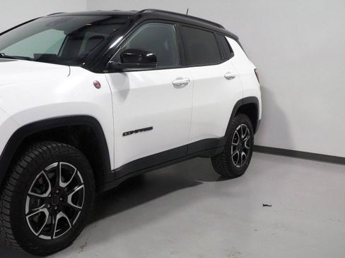 Used 2025 Jeep Compass Trailhawk AWD/4WD image 48