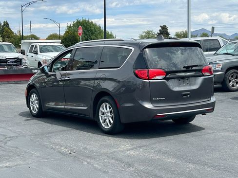 Used 2020 Chrysler Pacifica Touring-L FWD image 6