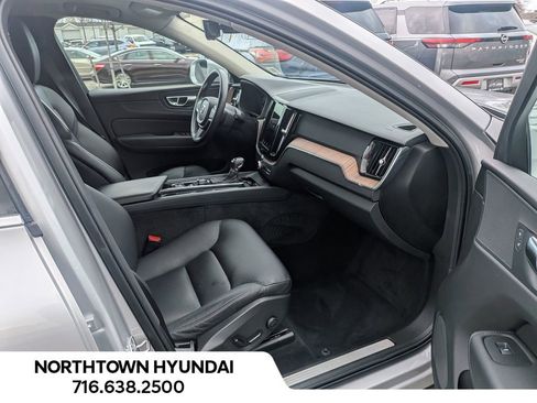Used 2021 Volvo XC60 T5 Momentum image 34
