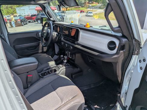 Used 2024 Jeep Wrangler Unlimited Sport AWD/4WD image 5