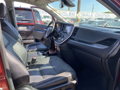 Used 2020 Toyota Sienna SE Premium FWD image 20