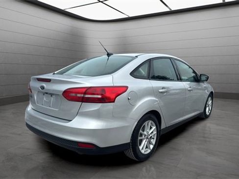 Used 2016 Ford Focus SE w/ SE Cold Weather Package image 2
