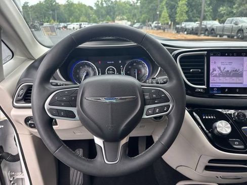 Used 2023 Chrysler Pacifica Touring-L FWD image 29