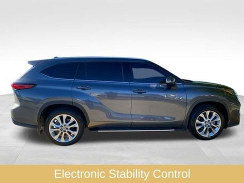 Used 2023 Toyota Highlander Limited FWD image 11