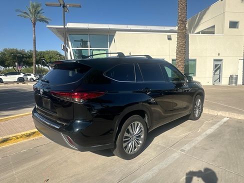 Used 2023 Toyota Highlander Platinum FWD image 5