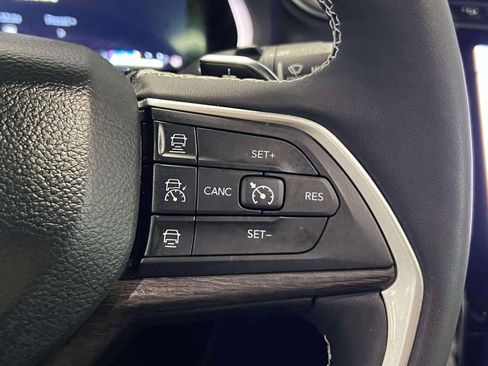 Used 2023 Jeep Grand Cherokee L Limited AWD/4WD image 25