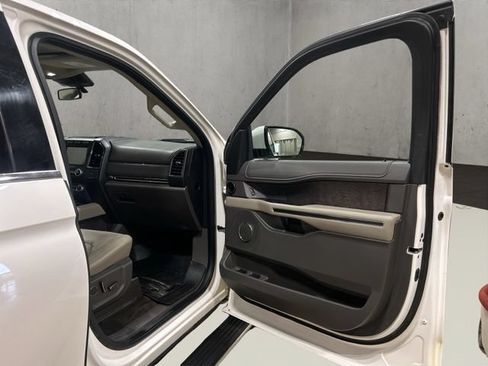 Used 2018 Ford Expedition Limited w/ Equipment Group 302A AWD/4WD image 19