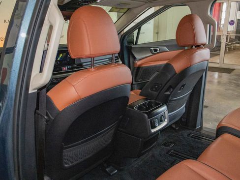 Used 2025 Kia Carnival SX Prestige image 10