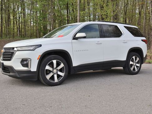 Used 2023 Chevrolet Traverse LT w/ LT Premium Package AWD/4WD image 7