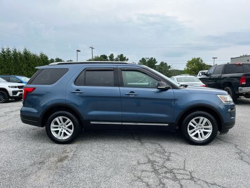 Used 2018 Ford Explorer XLT w/ Equipment Group 201A AWD/4WD image 2