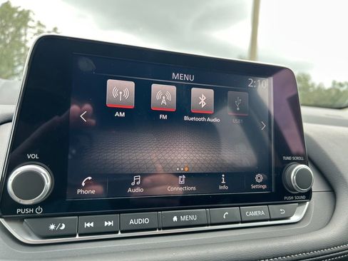 Used 2025 Nissan Rogue S AWD/4WD image 26