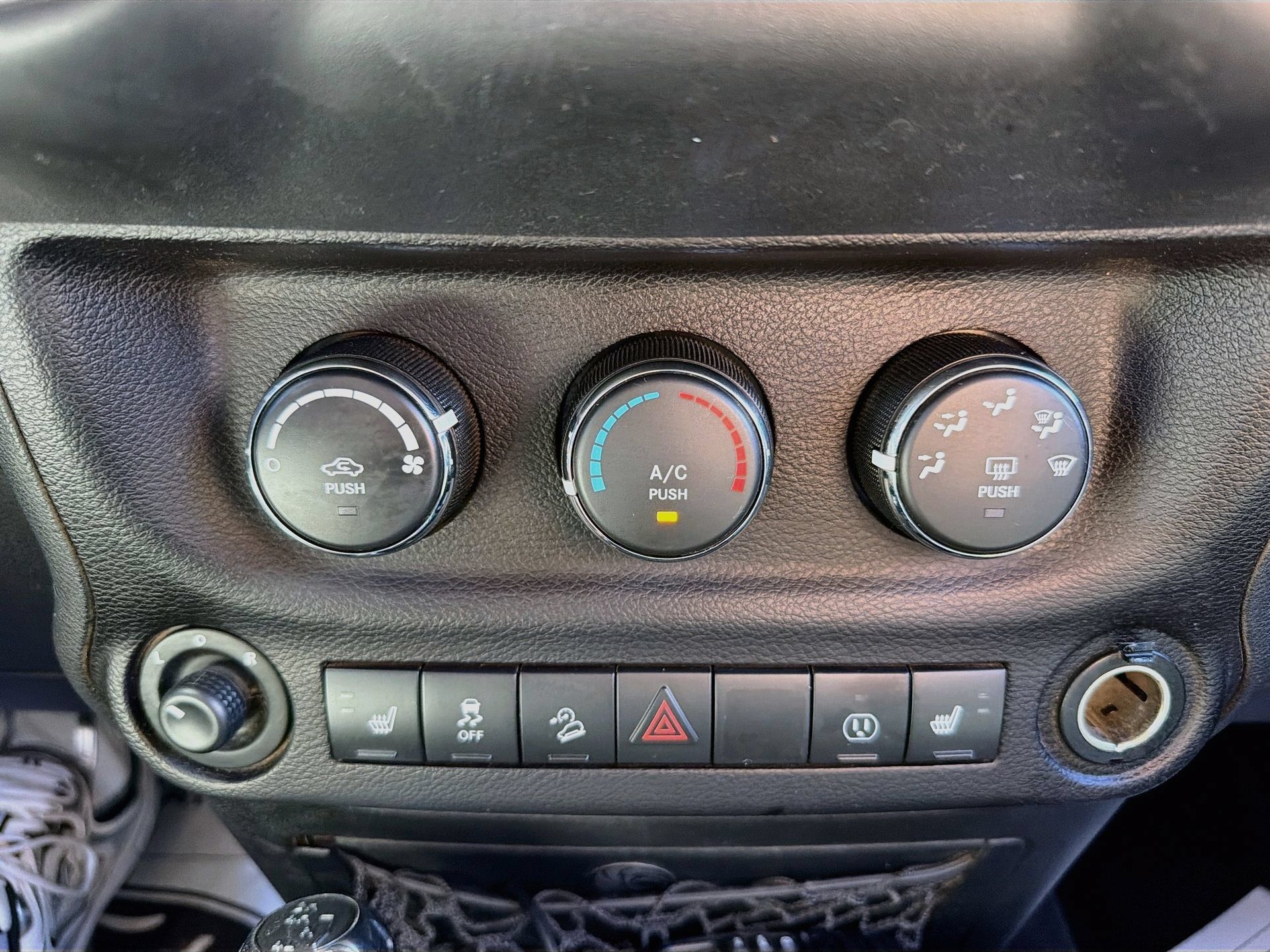 Used 2018 Jeep Wrangler Unlimited Sahara w/ Connectivity Group AWD/4WD image 14