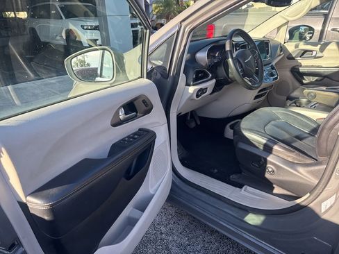 Used 2022 Chrysler Pacifica Touring-L FWD image 14