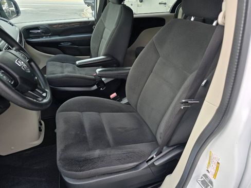 Used 2018 Dodge Grand Caravan SE w/ UConnect Hands-Free Group FWD image 11