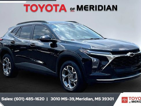 Used 2024 Chevrolet Trax LT w/ Driver Confidence Package FWD image 1