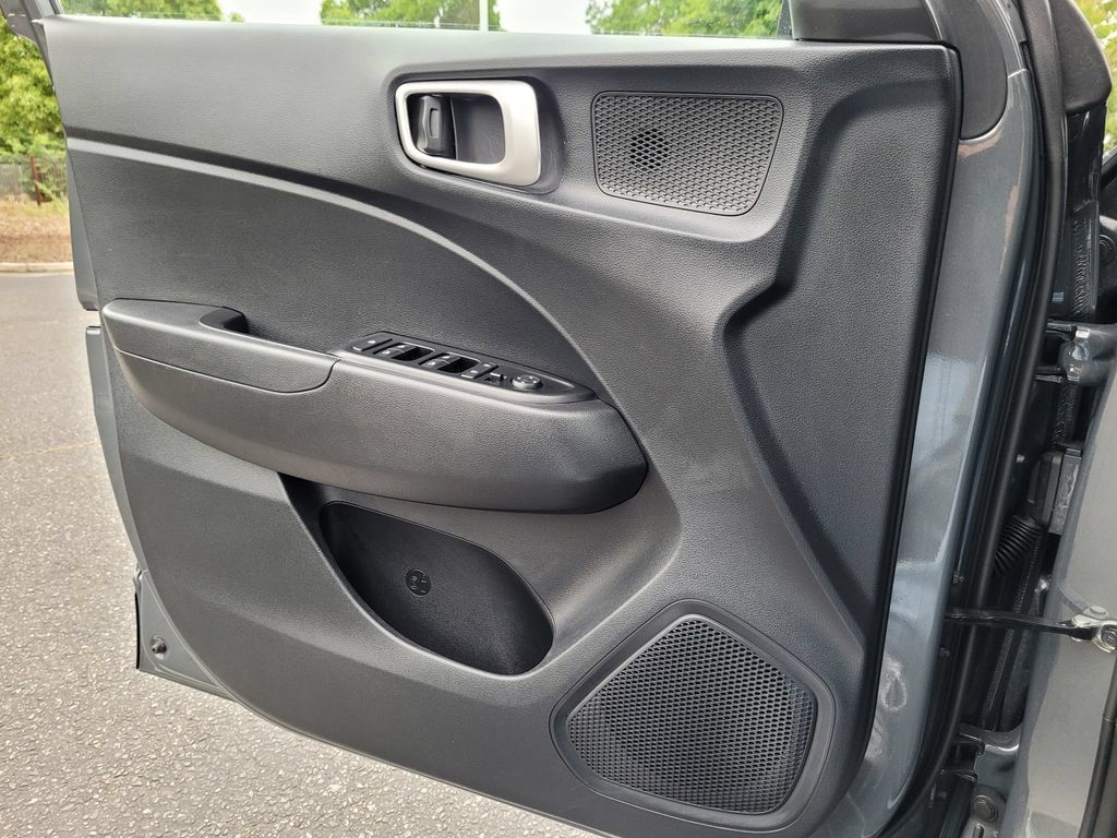 Used 2025 Hyundai Venue SEL FWD image 25