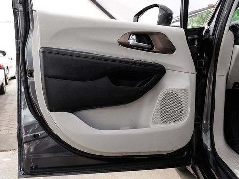 Used 2018 Chrysler Pacifica Touring-L Plus w/ Advanced Safetytec Group FWD image 48