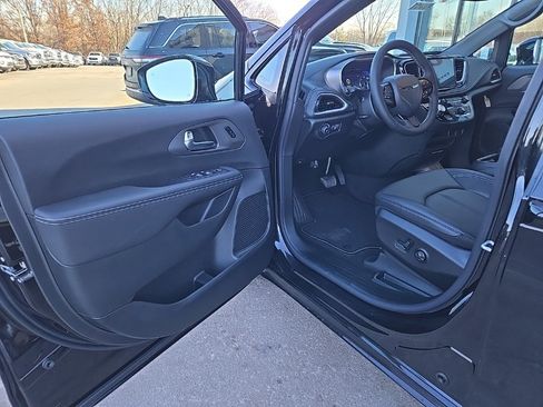 New 2026 Chrysler Pacifica Select w/ S Appearance Package image 28