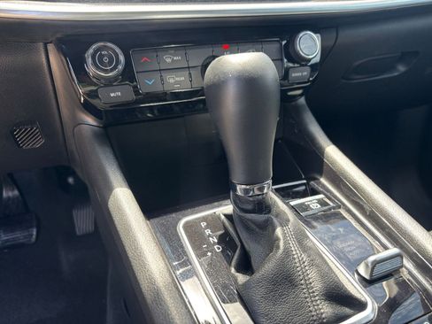 Used 2025 Jeep Compass Latitude image 40