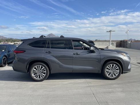 Used 2023 Toyota Highlander Platinum image 3