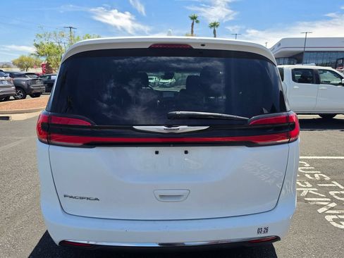 Used 2022 Chrysler Pacifica Touring-L FWD image 6