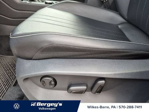 Certified 2022 Volkswagen Tiguan SE R-Line AWD/4WD image 14