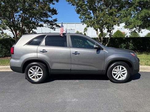 Used 2015 Kia Sorento LX FWD image 2