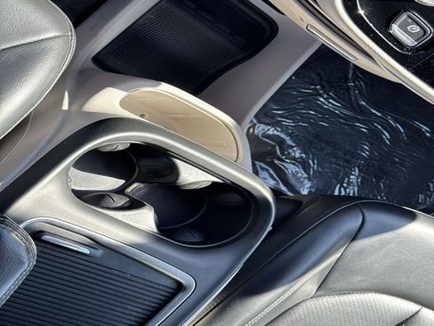 Used 2023 Chrysler Pacifica Touring-L image 26