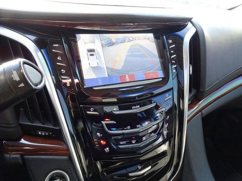 Used 2019 Cadillac Escalade Premium Luxury image 19