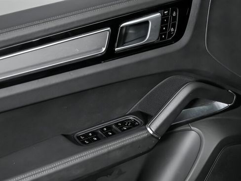 Used 2019 Porsche Cayenne Turbo image 18