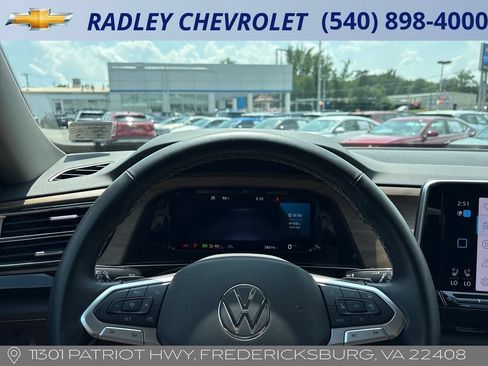 Used 2025 Volkswagen Atlas SE AWD/4WD image 6