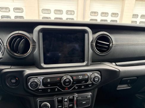 Used 2021 Jeep Gladiator Overland AWD/4WD image 12