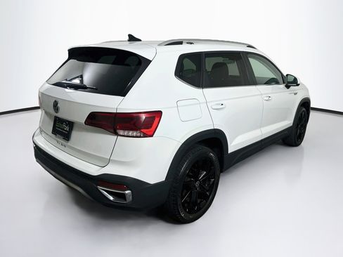 Used 2023 Volkswagen Taos SE w/ Panoramic Sunroof Package FWD image 9
