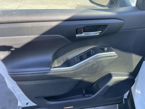 Used 2022 Toyota Highlander XLE image 27