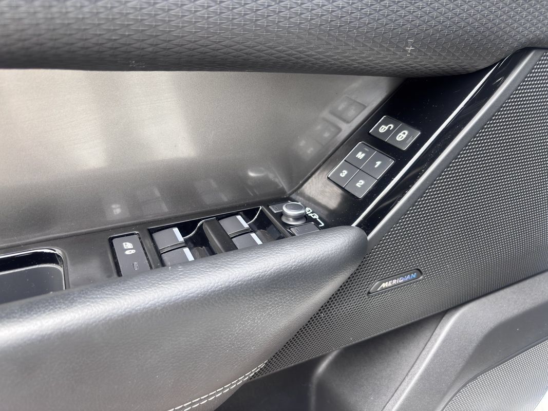 Used 2018 Land Rover Range Rover Velar S AWD/4WD image 19