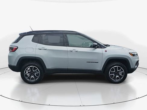 Used 2025 Jeep Compass Trailhawk AWD/4WD image 2