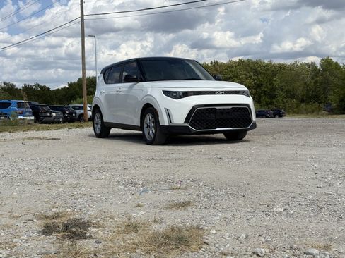 Used 2023 Kia Soul S FWD image 3