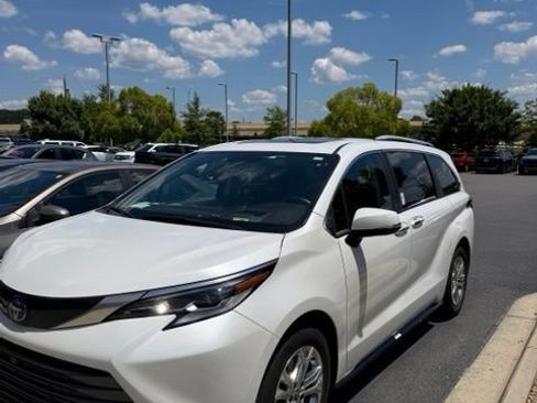 Used 2022 Toyota Sienna Platinum AWD/4WD image 1